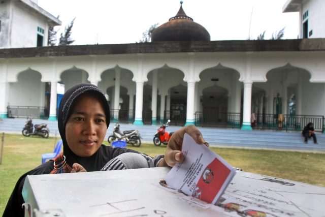 Indonésie je vůbec největším muslimským státem a také bývá označována za „třetí největší demokracii“. Středeční volební pat může dosavadní výdobytky ohrozit | foto: Heri Juanda,  ČTK