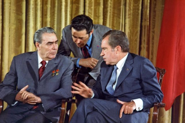 Nové dokumenty odhalily,  že se Brežněv snažil využít Nixonových domácích politických potíží,  aféry Watergate,  aby Arabům zajistil vítězství v boji proti Izraeli | foto: Public domain,   U.S. federal government,   Knudsen,  Robert L.