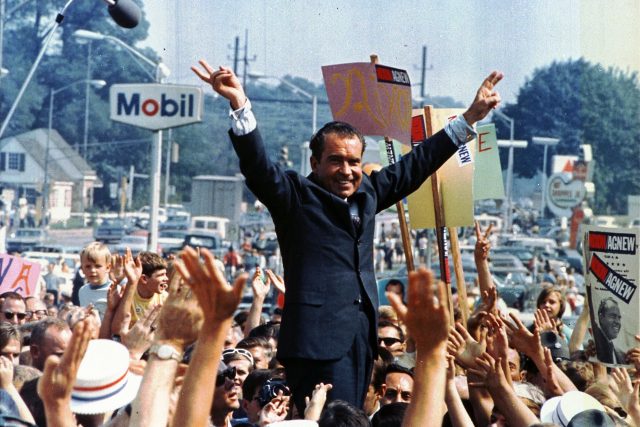 Richard Nixon při své prezidentské kampani v červenci 1968 | foto: Public domain,   Ollie Atkins,   U.S. federal government