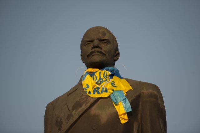 Socha V. I. Lenina na náměstí ve východoukrajinském Kramatorsku s ukrajinskou vlajkou | foto: Evgeniy Maloletka,  ČTK