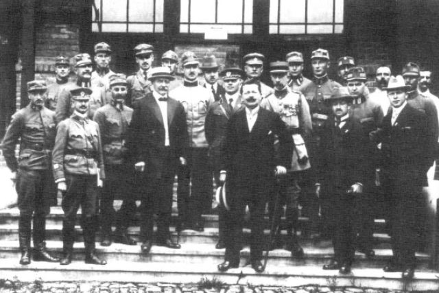 Emanuel Voska v americké uniformě uprostřed,  hned za V. Klofáčem | foto:  autor neznámý 2,  Public domain