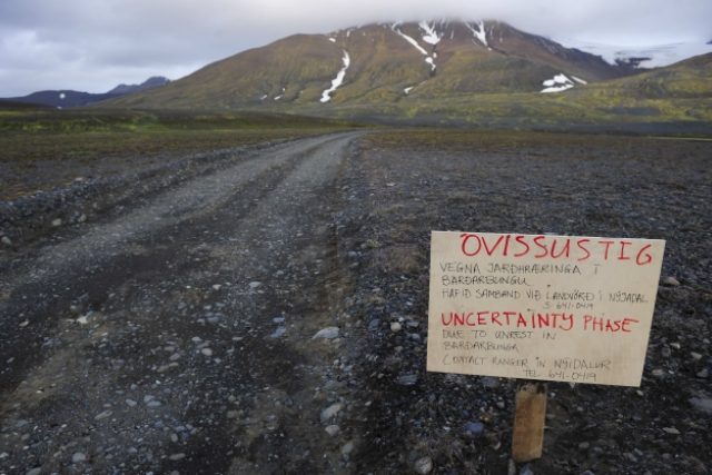 Cedule varuje před vjezdem na silnici vedoucí do blízkosti islandské sopky Bárdarbunga | foto: Reuters