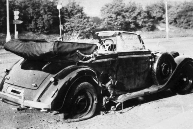 Zničený vůz po atentátu na Reinharda Heydricha | foto: Wikimedia Commons,  Deutsches Bundesarchiv,  Bild 146-1972-039-44,  CC0 1.0