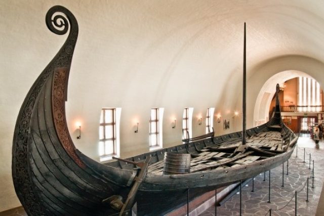 Vikingská loď z 9. století  (Viking Ship Museum,  Oslo). Ilustrační foto | foto:  Kim Walker,  Robert Harding/Corbis