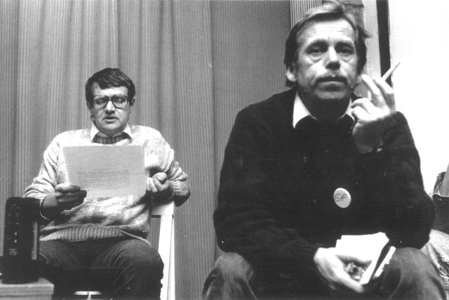 Josef Vavroušek s Václavem Havlem na přípravném výboru Občanského fóra v roce 1989 | foto: Nadace Partnerství