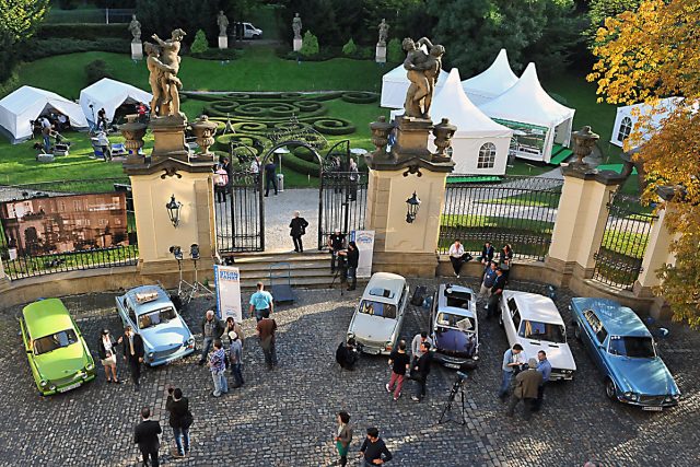 Spanilá jízda trabantů za svobodou,  Velvyslanectví Spolkové republiky Německo v Praze  | foto: Filip Jandourek