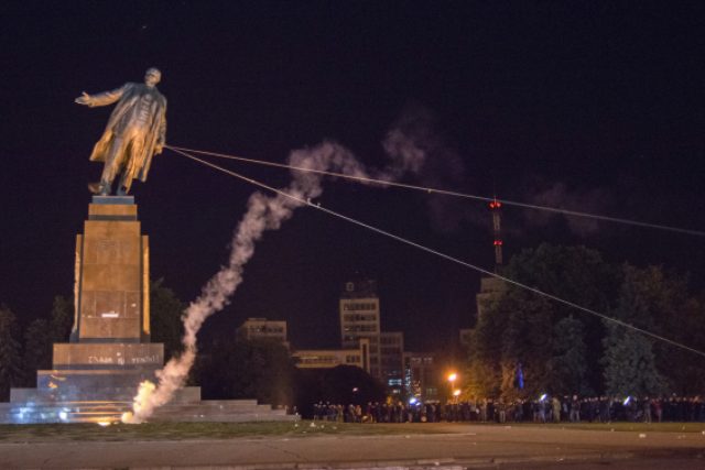 V Charkově svrhli dvacetimetrovou sochu Lenina | foto: Igor Chekachkov,  ČTK