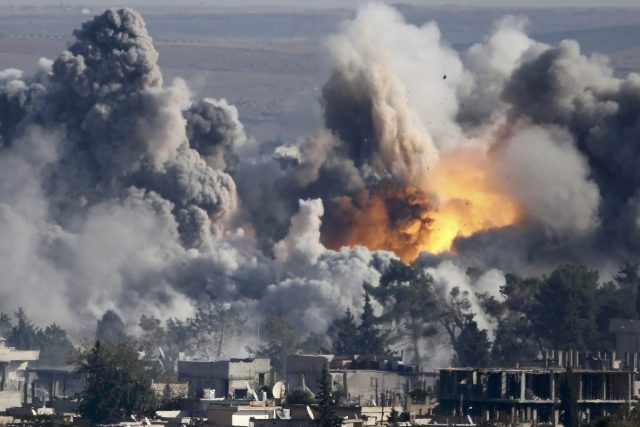 Syrské město Kobani po úderu amerického letectva. 18. 10. 2014 | foto: Reuters