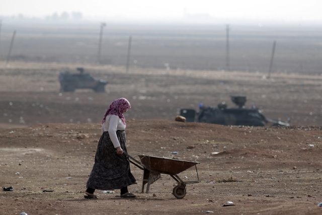 Žena na turecko-syrské hranici | foto: Lefteris Pitarakis,  ČTK