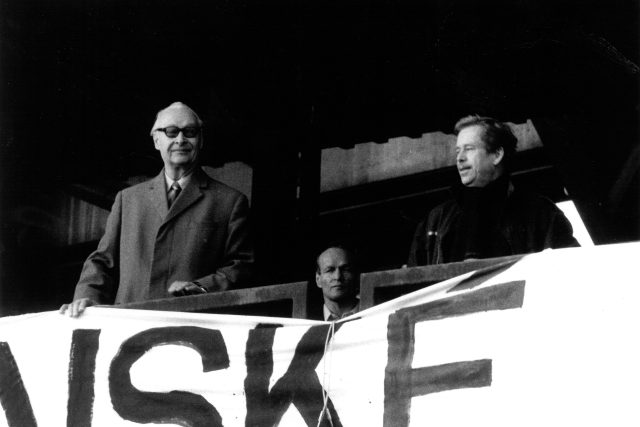 Proreformní komunista,  v roce 1968 šéf komunistů,  Alexander Dubček a vedoucí představitel Občanského fóra pozdější prezident Václav Havel během demonstrace na Letné v listopadu 1989 | foto: Soukromý archiv pana Růžičky