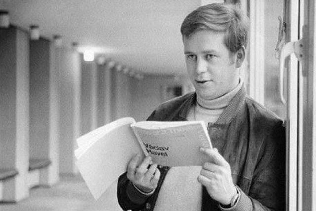 Václav Havel při návštěvě Schillerova divadla v Berlíně  (1968) | foto:  Knihovna Václava Havla,   Archiv Ivana M. Havla