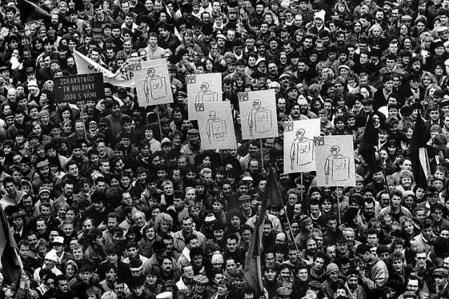 Demonstrace v listopadu 1989  (ilustrační foto) | foto: Jaroslav Kučera