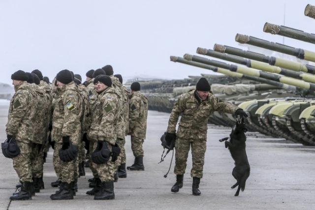 Ukrajinští vojáci na základně ve Čugujevu čekají na příjezd prezidenta Petra Porošenka | foto: Mykhailo Markiv,  ČTK