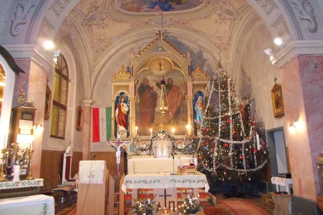 O Vánocích si v Maďarsku lidé berou do kostela židli,  ze které jsou prý vidět čarodějnice | foto: Creative Commons Attribution-ShareAlike 3.0 Unported,   Farkas Gergely