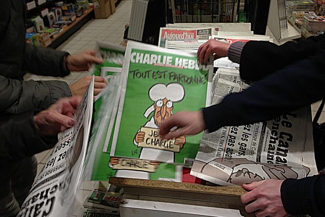 Nové číslo Charlie Hebdo na stáncích ve Francii | foto: Jan Šmíd,  Český rozhlas