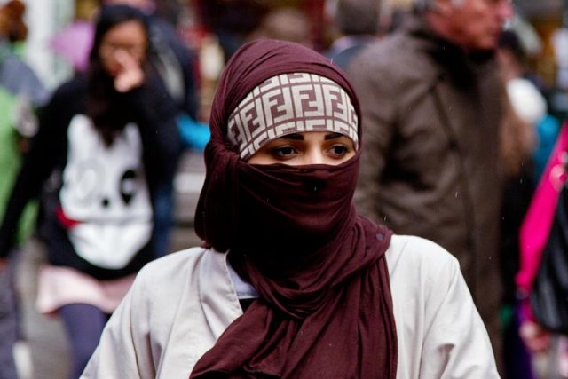 „Je celá řada dobrých důvodů,  proč by ženy tento šátek nosit měly. A je celá řada důvodů,  které to nepovažují za nutné, “ myslí si Karimi | foto:  Chris Beckett