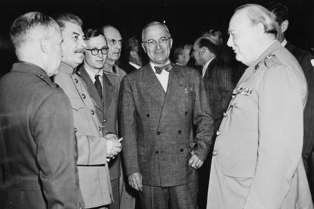Konference v Postupimi v roce 1945. Zleva Josef Stalin,  Harry S. Truman,  Winston Churchill | foto:  CC-BY-SA,   German Federal Archives,   Bundesarchiv,  Bild 183-29645-0001