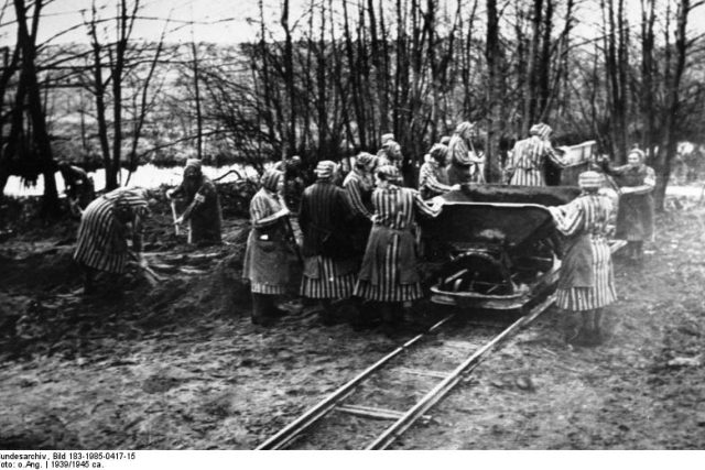 Ženy při práci v koncentračním táboře Ravensbrück | foto:  CC-BY-SA,   German Federal Archives,   Bundesarchiv,  Bild 183-1985-0417-15