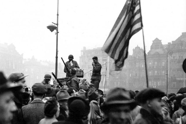 Archivní snímek z osvobození Plzně americkou armádou v roce 1945 | foto:  Patton Memorial Pilsen