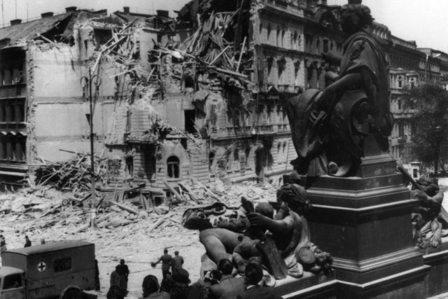 Dům čp. 812 na Václavském náměstí,  na jehož místě byl po válce postaven Dům potravin  (dnes hotel Wilson),  zničený německým letectvem | foto:  Vojenský historický ústav