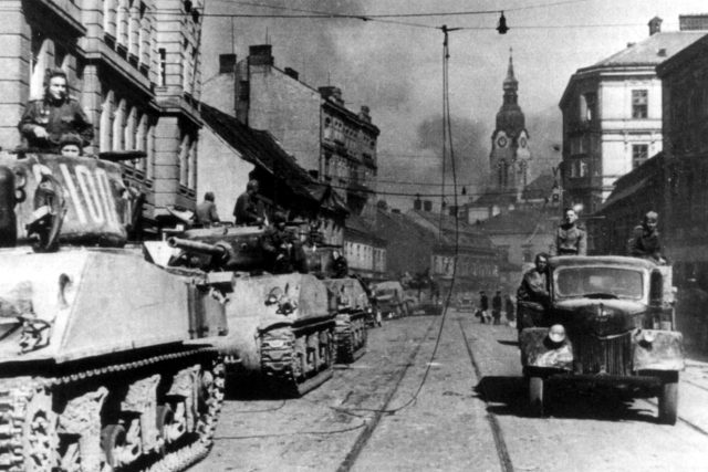 Americké tanky Sherman Rudé armády v ulicích Brna | foto:  Vojenský historický ústav
