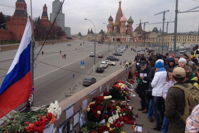 Na Borise Němcova lidé nezapomněli ani měsíc po jeho vraždě,  na místo stále nosí květiny | foto: Martin Dorazín,  Český rozhlas