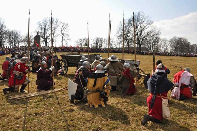 Husité zaujali strategické postavení s vozovou hradbou  (rekonstrukce bitvy u Sudoměře) | foto: Jiří Čondl