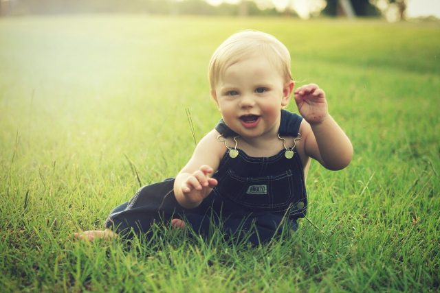 Dítě v trávě | foto: CC0 Public domain,  Fotobanka Pixabay