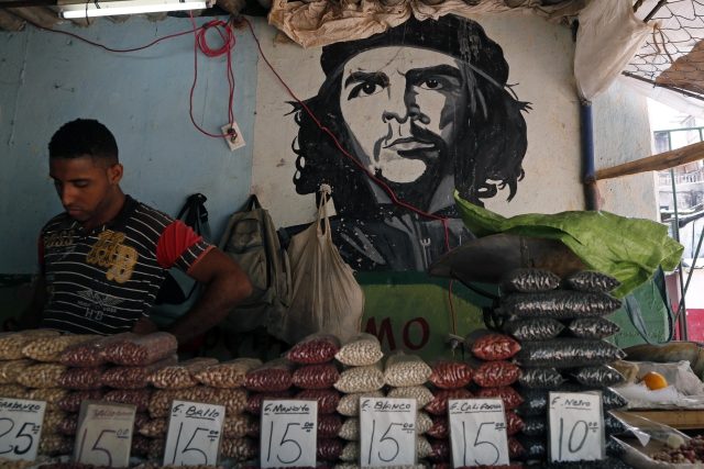 Portréty Che Guevary dnes najdete v nadživotní velikosti kdekoli v Latinské Americe. Ale už je to anachronismus,  mýtus minulosti,  který nemá co říci | foto:  Desmond Boylan,  ČTK