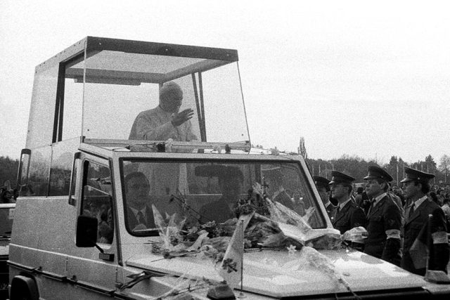 Papež Jan Pavel II. přistál na letišti v Ruzyni čtyři měsíce od pozvání Václava Havla  | foto:  Jakub Hněvkovský