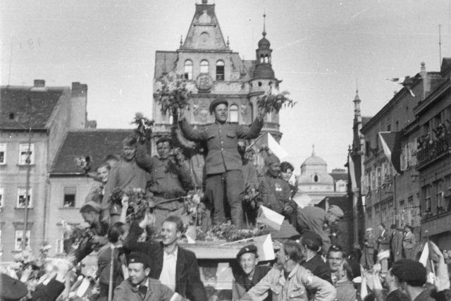 První vojáci Rudé armády na českobudějovickém náměstí v den osvobození | foto: archiv Český rozhlas