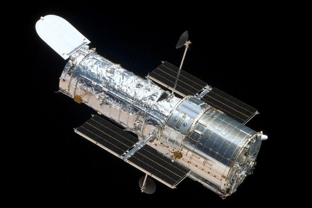 Hubbleův vesmírný dalekohled z raketoplánu Atlantis během páté servisní mise  (STS-125) v roce 2009 | foto:  NASA