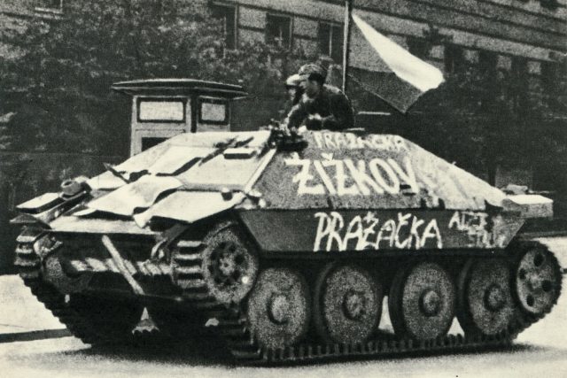 Tank Hetzer s nápisem Žižkov Pražačka | foto: archiv VHÚ Praha