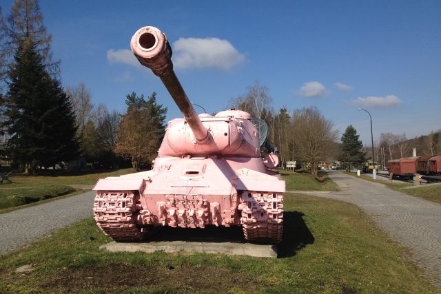 Tank číslo 23 - Růžový tank stojí hned u vjezdu do muzea v Lešanech.JPG | foto: Ľubomír Smatana,  Český rozhlas