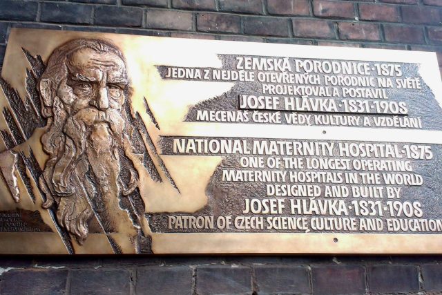 Památku Josefa Hlávky a zároveň narození prvního dítěte v Zemské porodnici připomíná pamětní deska hned vedle vchodu do budovy | foto: Edita Valentová