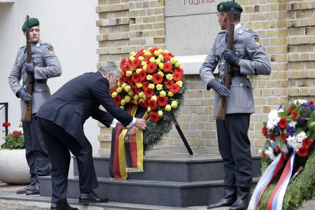 Německý prezident Joachim Gauck klade věnec během vzpomínkového obřadu při příležitosti 70. výročí konce druhé světové války  (Lebus,  Německo) | foto: Michael Sohn,  ČTK