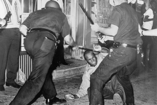 Policie bije mladého černocha během nepokojů v Harlemu  (1964),  které zahájilo zastřelení černého neozbrojeného teenagera bílými policisty | foto: Public domain