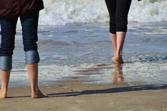 Džíny,  nohy,  moře,  pláž | foto: CC0 Public domain,  Fotobanka Pixabay