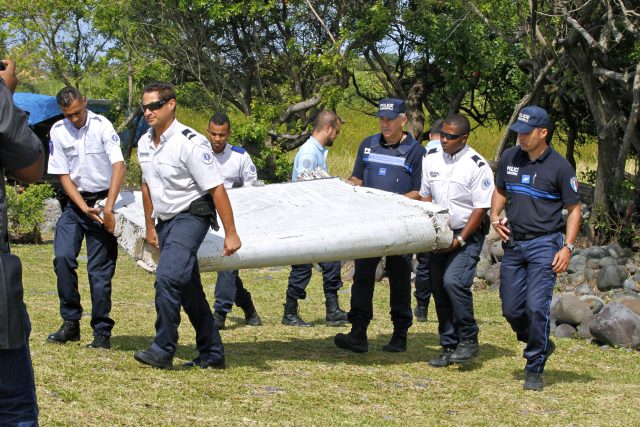 Snad už tento týden budeme vědět,  zda část křídla pocházející pravděpodobně z Boeingu 777,  která se minulý týden našla na pobřeží Réunionu,  skutečně patřila tomuto stroji | foto: Lucas Marie,  ČTK
