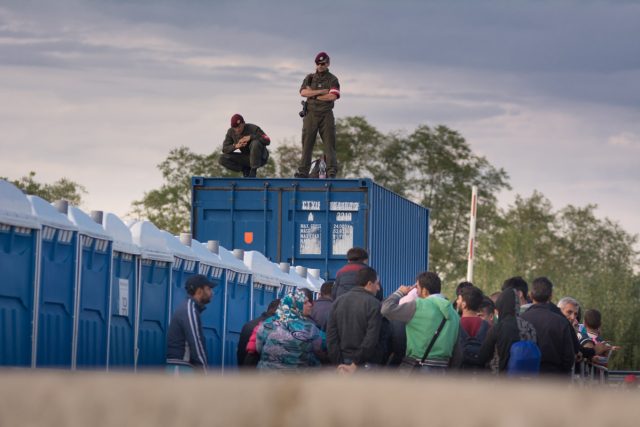 Rakouští policisté na hranici dohlíží na uprchlíky | foto: Honza Ptáček,  Český rozhlas