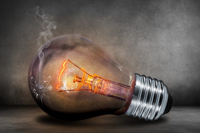 Kdo mění prasklou žárovku? Nájemník nebo pronajímatel? | foto: CC0 Public domain,  Fotobanka Pixabay