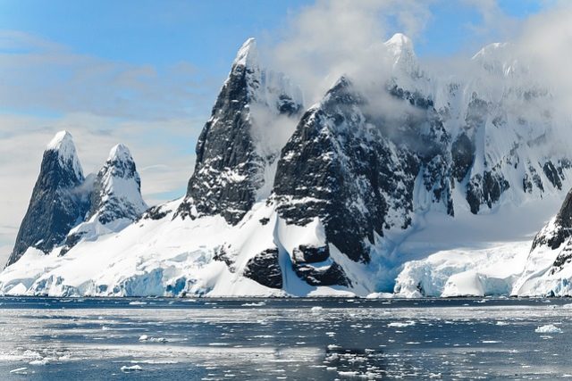 Pokud se globální teplota neudrží pod dvěma stupni Celsia,  nedá se vyloučit,  že dojde k rychlému ústupu grónských ledovců,  výrazným změnám oceánického proudění a tání permafrostu,  které bude doprovázeno mohutným uvolňováním oxidu uhličitého. | foto: CC0 Public domain,  Fotobanka Pixabay