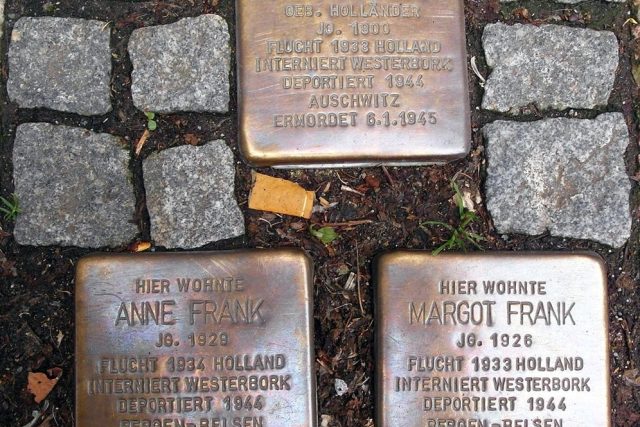 Kameny zmizelých  (Stolpersteine) na památku rodiny Anne Frankové | foto:  CC-BY-SA-3.0,   Túrelio