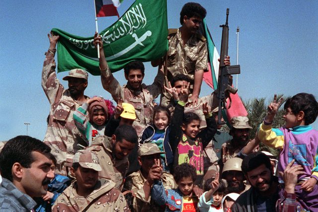 Civilisté a koaliční vojáci mávají vlajkami Kuvajtu a Saúdské Arábie na oslavu ústupu iráckých vojsk z Kuvajtu po operaci Pouštní bouře | foto: licence Public Domain  (eng),   United States Department of Defense