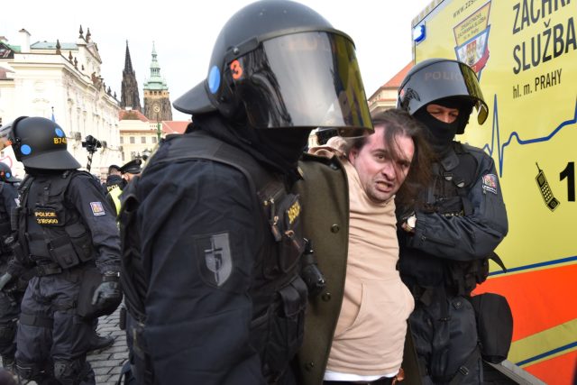 Policejní zásah na Hradčanském náměstí v Praze,  kde se dnes konala hlavní demonstrace proti islámu | foto: Filip Jandourek