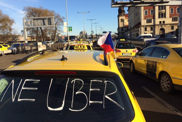 Pražští taxikáři blokují magistrálu,  kvůli cenám i 'nelegální konkurenci' | foto: Ľubomír Smatana,  Český rozhlas