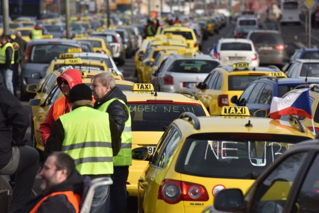 Pražští taxikáři blokují magistrálu,  kvůli cenám i 'nelegální konkurenci' | foto: Filip Jandourek
