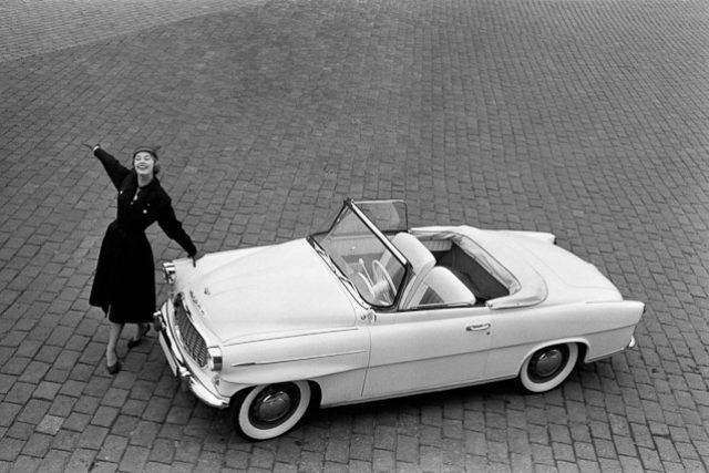 Škoda 450 a Charlotte Sheffield,  Miss USA. Reklamní fotografie Viléma Heckela z roku 1957 | foto:  CC BY-SA 3.0,  Vilém Heckel
