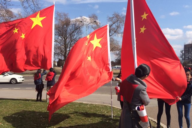Číňané s vlajkami se chystají vítat prezidenta Si Ťin-pchinga v Praze | foto: Jaromír Marek,  Český rozhlas