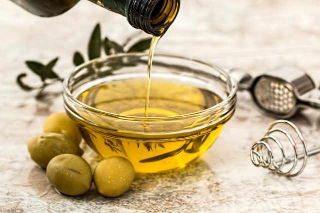 Olivový olej je rozhodně zdravější než palmový. Na smažení panenský olivový olej ale rozhodně nepoužívejte! | foto: Fotobanka Pixabay